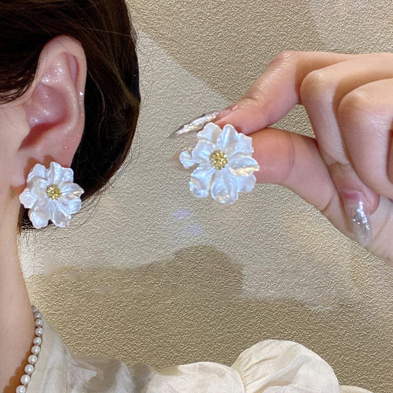 Elegant White Flower Stud Earrings Golden Stamen for Women Big Double Layer Gardenia Earrings Party Trendy Temperament Jewelry