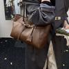 Diese Ein-Schulter-Tasche zeichnet sich durch ein Nischendesign, eine Retro- und lässige Tragetasche und eine einfache Achseltasche für den Weg zur Arbeit aus.