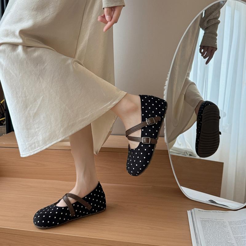 French inner height increase ballet style shallow mouth Mary Jane single shoes women's autumn new skirt Birkenstock beanie shoes