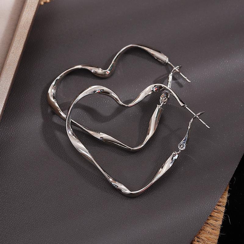 Trendy 1Pair Lovely Women Fashion Personality Exaggerated Hollow Heart Design Earring Cuff For Girl Birthday Jewelry Gift