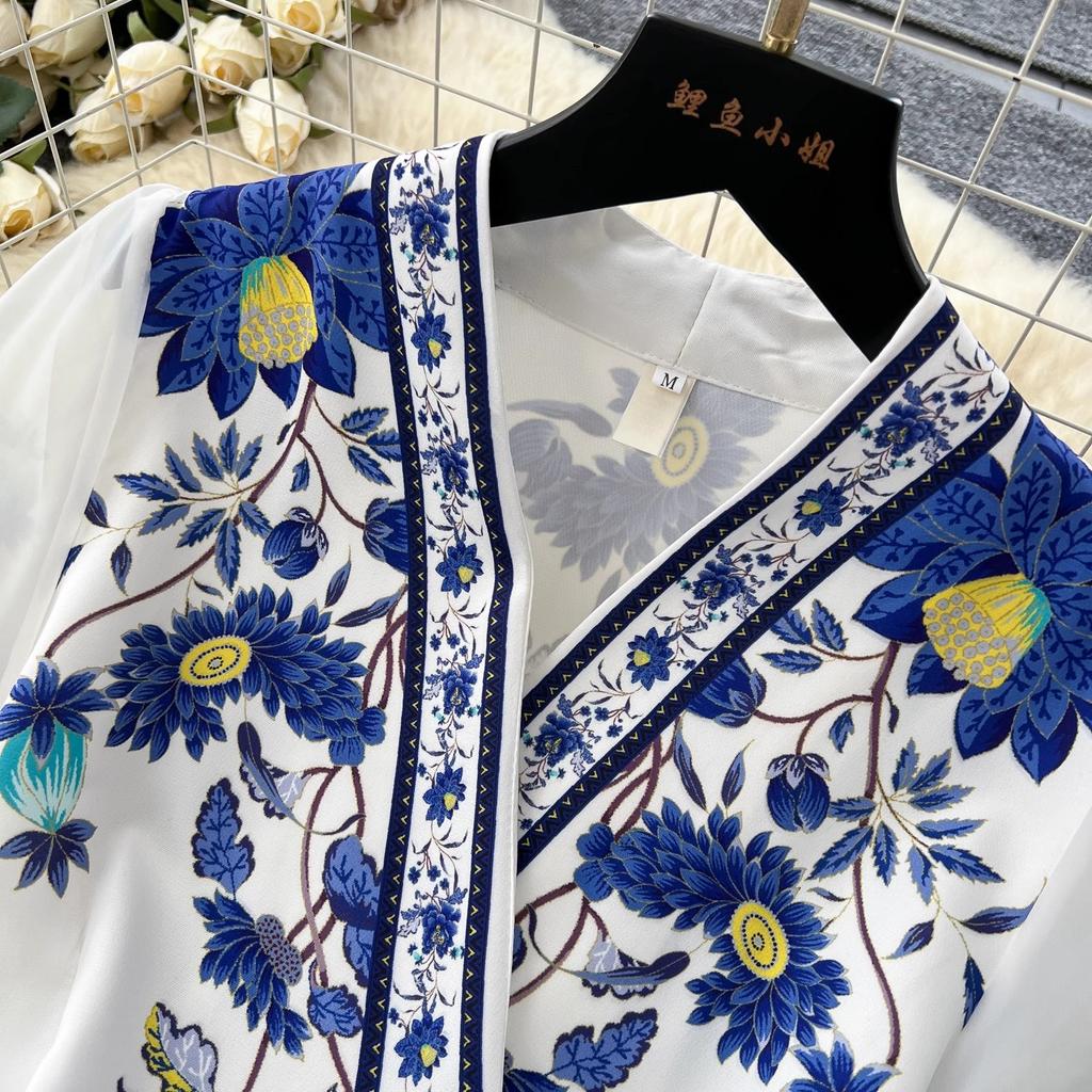 Wunderschönes Chiffon-Wickelkleid mit Blumendruck und Laternenärmeln, Spleißbandage, Schnürung, Kreuz-V-Ausschnitt, dicker Satin, Boho-Partykleidung