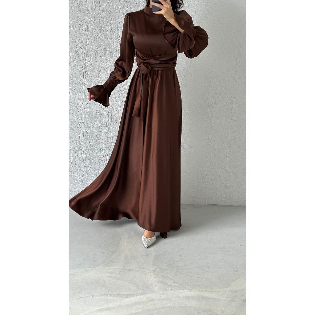 Saténový hidžáb večerní šaty s jemným rukávem v červené barvě