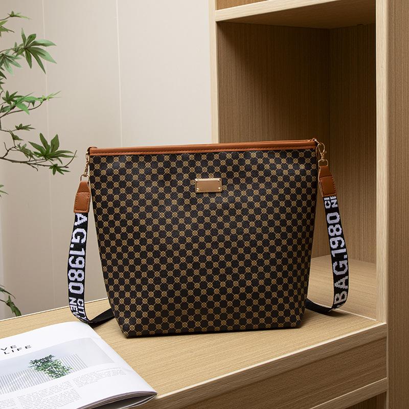 

Women s bag, new fashion printed bag, simple shopping bag, one shoulder messenger bag. коричневый