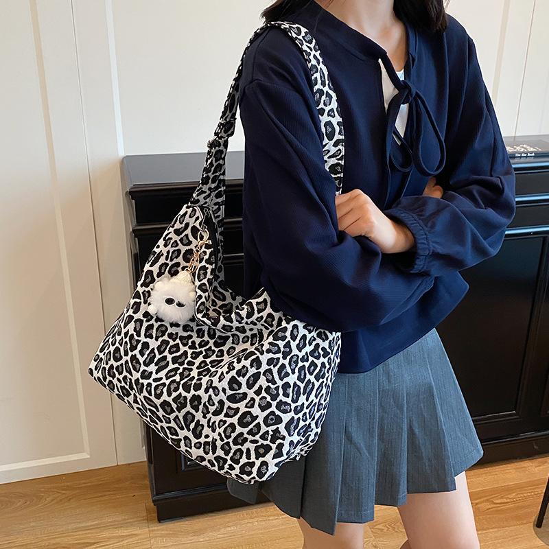 2025 new leopard print large-capacity tote bag women's fashion commuter shoulder bag popular cloth bag messenger bag
