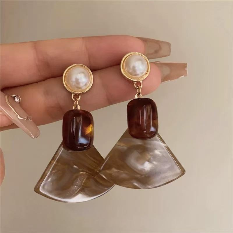 Vintage Maillard Coffee Silver Needle Earrings Fashion Versatile Niche Hong Kong Style Earrings Light Luxury Premium Autumn and Winter Earrings
