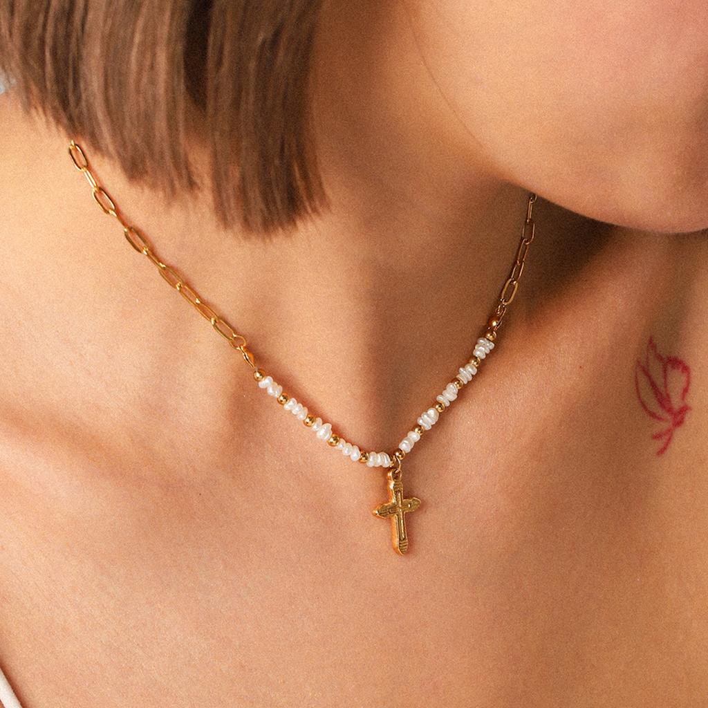 Französische leichte Luxus-Vintage-Halskette aus natürlichen Süßwasserperlen mit Edelstahl-Kreuzanhänger Schmuck High-End-Schlüsselbein-Kette