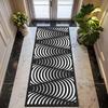 Moderner geometrischer Läufer Teppich Schwarz Weiß Kariertes Labyrinth Muster Bodenmatte für Eingangsbereich Flur Wohnzimmer Minimalistische Wohnkultur