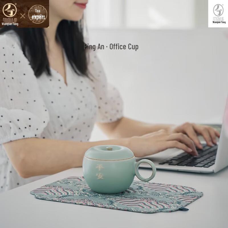 Edenus Ceramic Apple Shape Mug with Lid