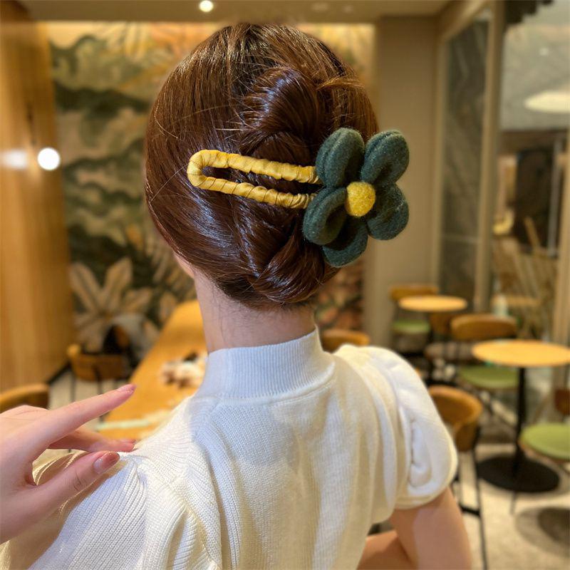 Retro Plush Flower Duck Hairpin – Elegant Fabric Hair Accessory