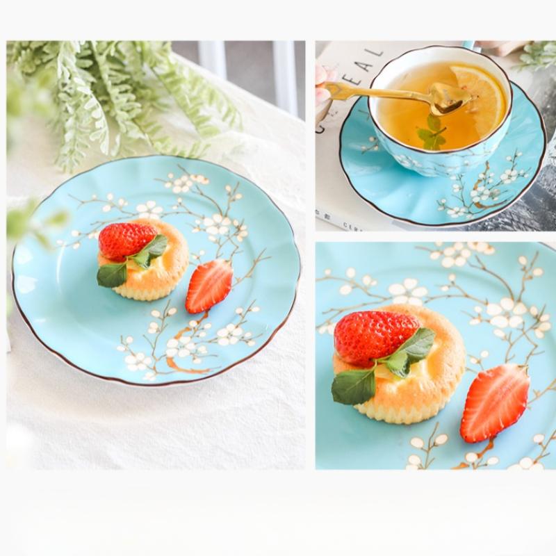 Blaues Porzellan Kaffeetassen- und Untertassenset Bone China Teetasse Pflaumenmuster Kaffeetassen