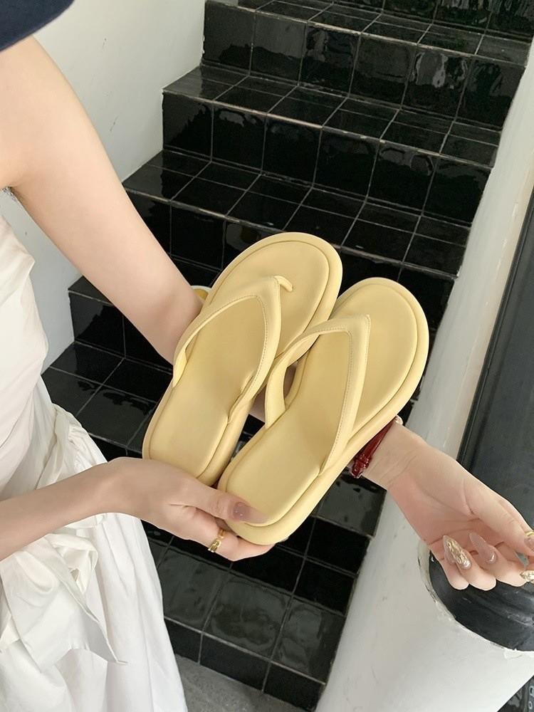 Soft-soled flip-flops women's summer outer wear 2025 flat bottom with skirt thick-soled beach foot splint cool slippers tide