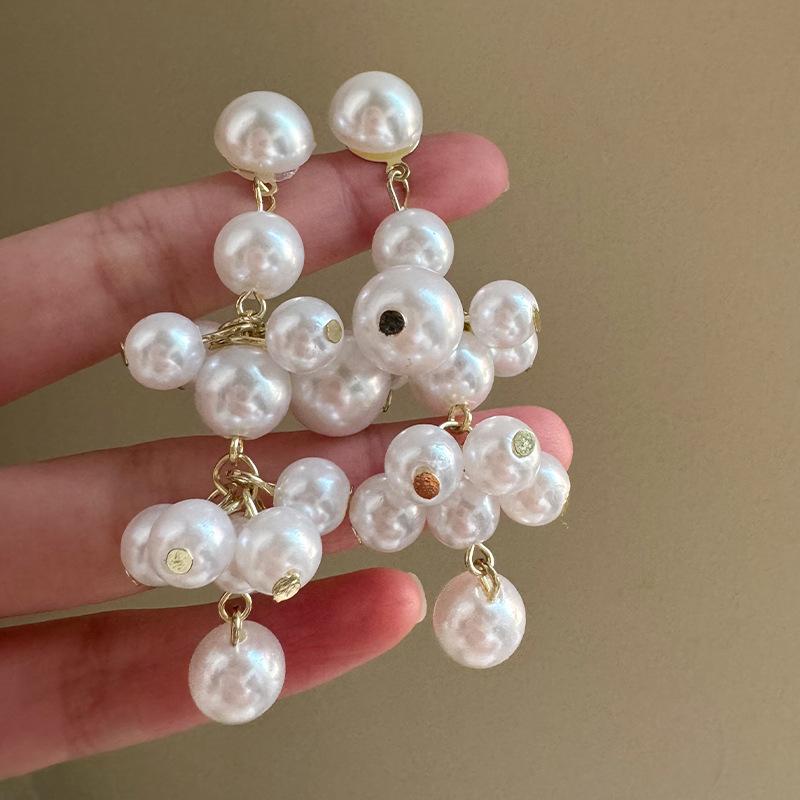 Luxury High-End Temperament Winter Earrings 2026 Minimalist Super Fairy Beaded Fringe Atmospheric Versatile Fashion Studs