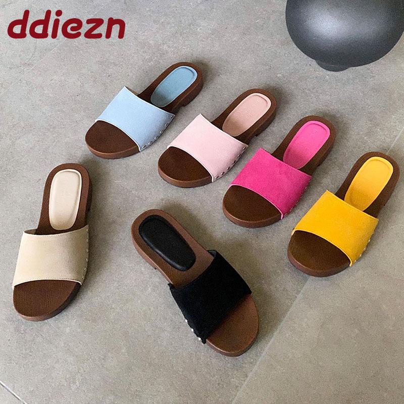 Fashion Luxury Female Slides Flats Ladies Slippers Shoes Summer Beach Round Toe Fashion Metal Rivet Women Flats Slippers Sandals Shoes