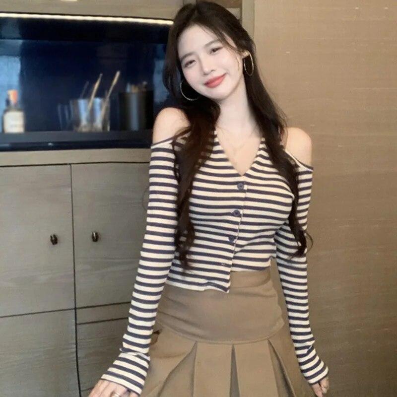 Schulterfreier Cardigan für Damen mit V-Ausschnitt, Streifen, Knopfleiste vorne, schmale Passform, verkürzter Mantel, Herbst-Outfits, Strickwaren