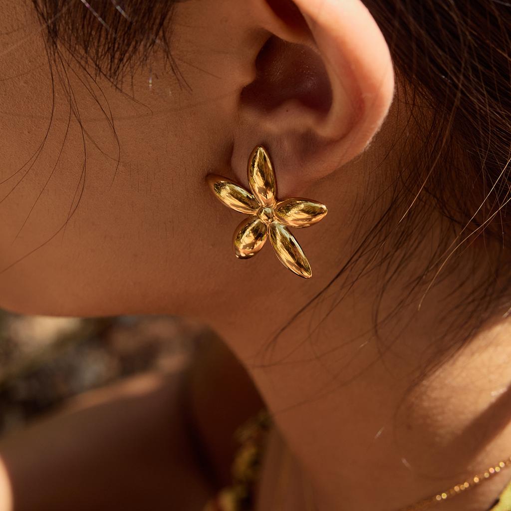 European and American stainless steel flower stud earrings do not fade earrings titanium steel