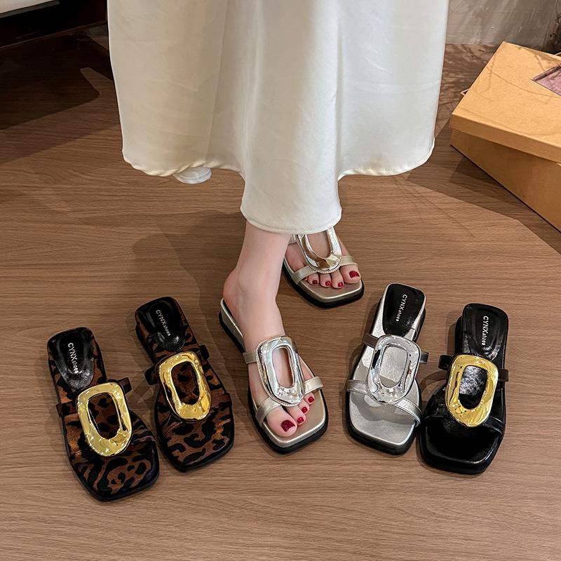Fashion Women Slippers 2025 New Summer Beach Slippers Luxury Flats Sandals Flip Flops Fashion Metal Shoes Slides Women Zapatos De Mujer