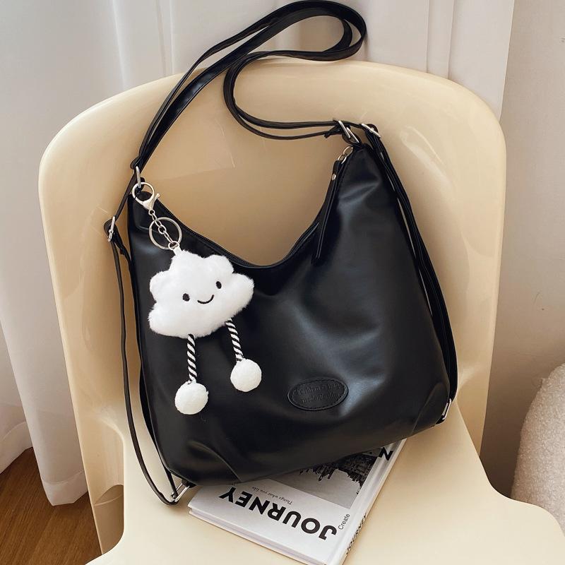 

Модная мягкая сумка-держатель для лица очень большая женская 2025 новая нишевая сумка-мессенджер большой вместимости в зарубежном стиле, сумка через плечо для поездок на работу with pendant чёрный