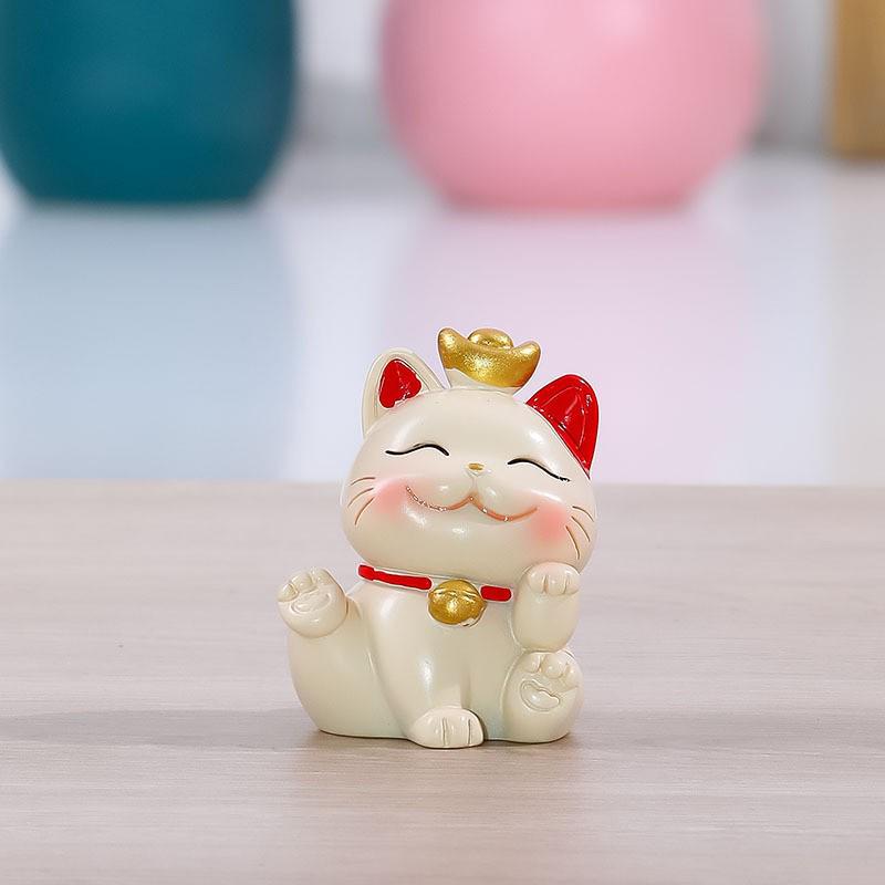 Handmade Resin Lucky Cat Figurine: Cute Desk Decoration and Creative Office Gift 2025