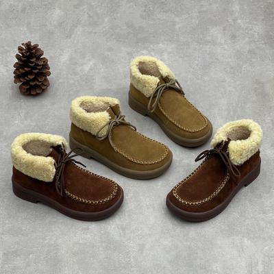 Women In Short Boots Wear Lace-up Bags and Soft Cotton Shoes Both Indoors and Outdoors At Home