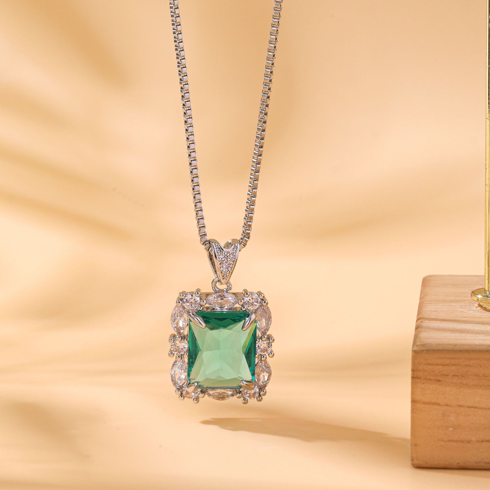 

Изумрудное квадратное ожерелье Женское ретро универсальное атмосферное циркониевое ожерелье