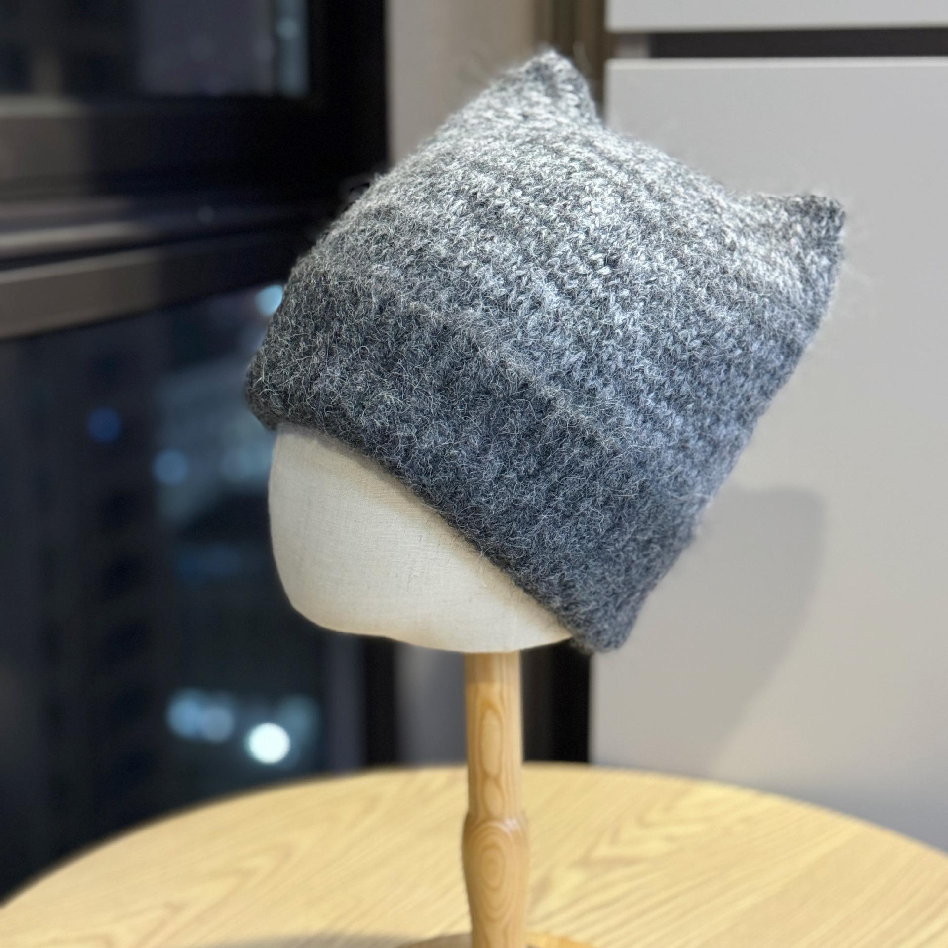 

Новая милая шапка-баотоу с кошачьими ушками для женщин на осень и зиму, чтобы согреться и подчеркнуть лицо. Маленькая шапка-пуловер с защитой ушей, модная шерстяная шапка. one size