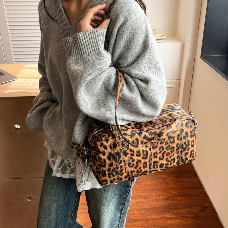 Bags niche underarm bags women's handbags 2025 new leopard print pillow bags fashion shoulder bowling bags