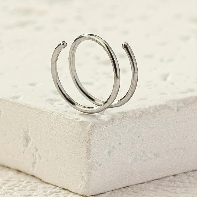 Un anello per il naso finto in argento, gioielleria piercing da boutique per feste, vendita al dettaglio