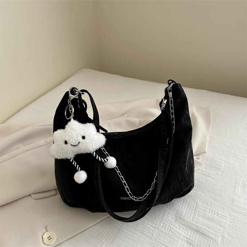 Stylish 2024 Trendy Chain Shoulder Bag For Women With Spacious Tote Design