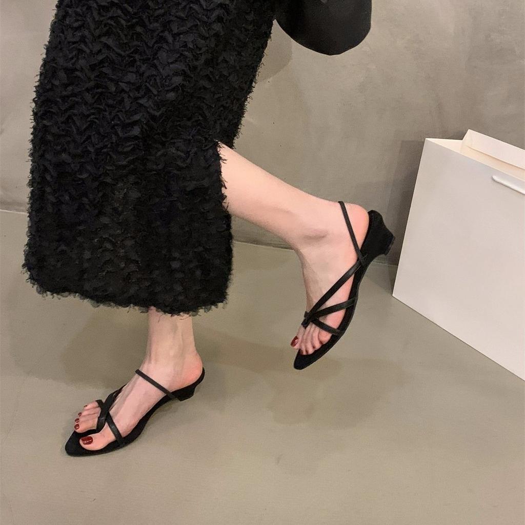 Blockabsatz silber spitze Zehenpartie dünne Riemchensandalen Feenschuhe 2025 neuer Sommer mit Rock Zehenschuhe