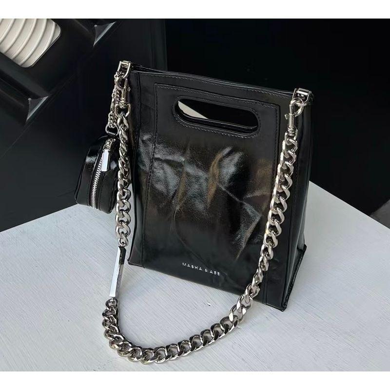 

Martha Aibeier 2025 Осень и Зима Новое поступление Сумка через плечо Мессенджер Нишевый стиль Легкая роскошь и простота Модная сумка-мессенджер на все случаи жизни Black leather care oil and pendant bag