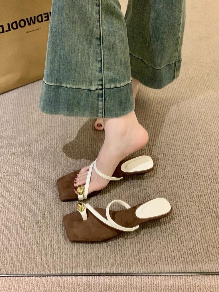 Pointed French wedge heel retro cool slippers women's outer wear 2025 summer new niche set toe strap Roman sandals