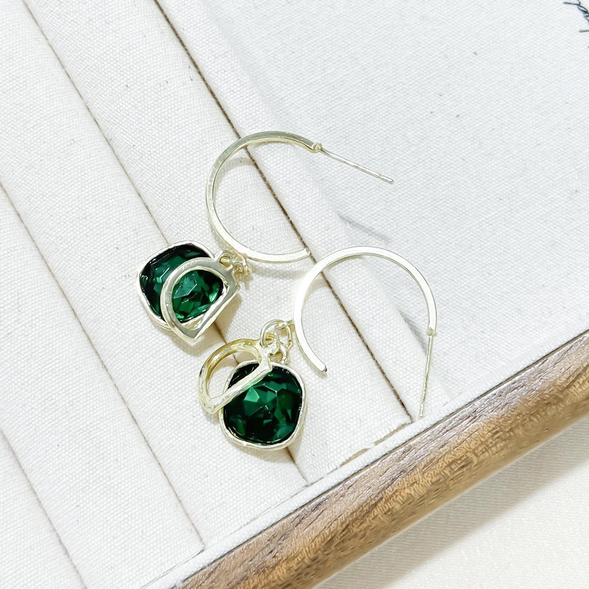 

Интернет-знаменитость Взрыв Атмосфера Буква D Белые Зеленые Серьги 2024 Новый Тренд Серьги Высокого Чувства Темперамент