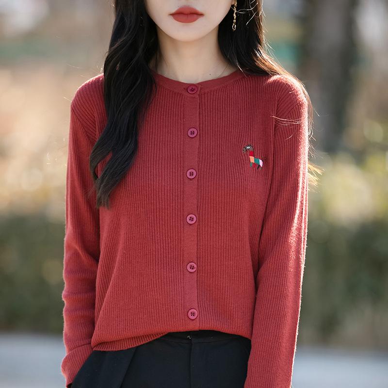 

Новый трикотажный кардиган с круглым вырезом на весну и осень, с вышивкой в виде разноцветной лошади, свободный и универсальный топ XXL красный