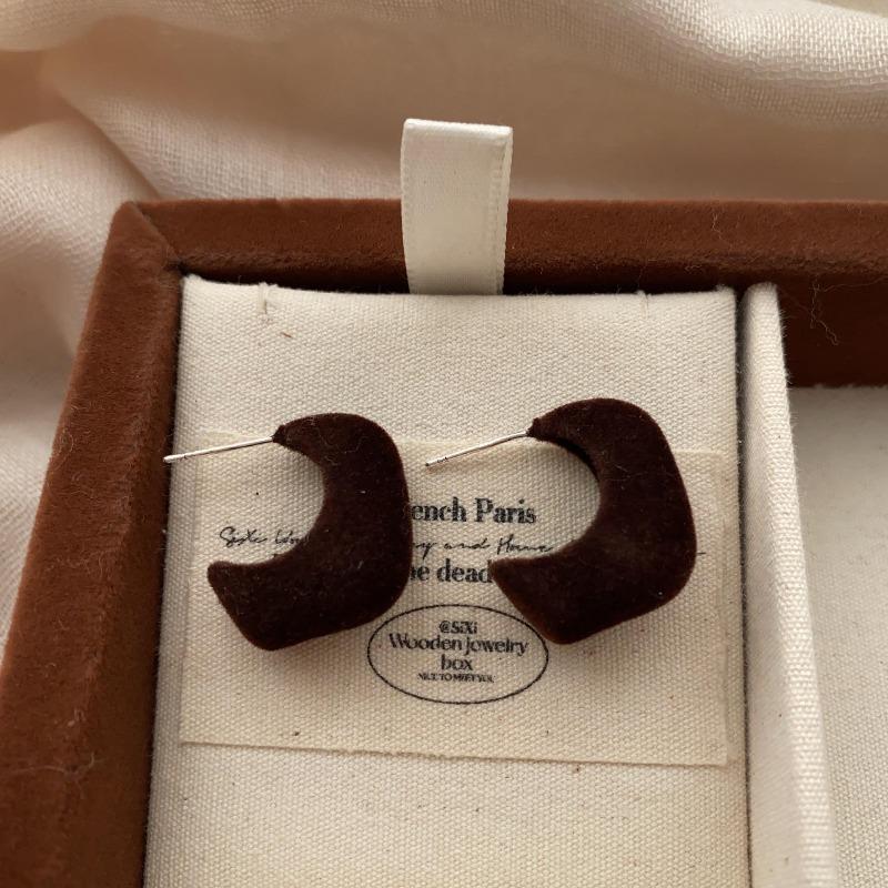 Simple Geometric Heart-Shaped Flocking Stud Earrings, Autumn And Winter Temperament Versatile, High-End Atmosphere, Personalized Fashion Earrings