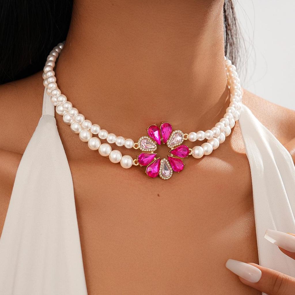 Geometric Round Flower Pearl Clavicle Necklace: Retro European & American Design