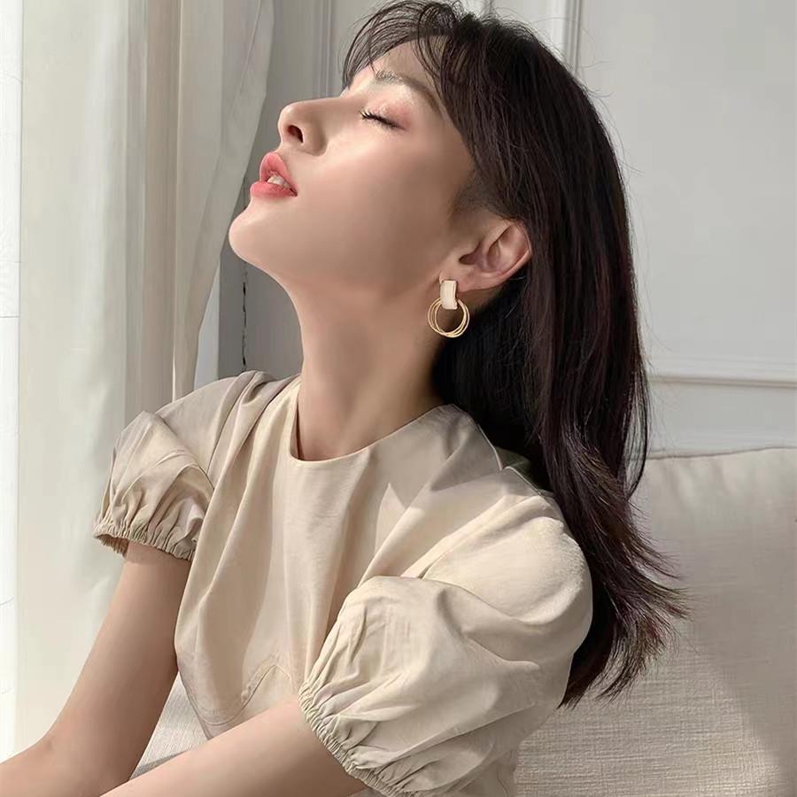 Quiet Luxury French Vintage Geometric Hoop Earrings Minimalist Metal Circle Ear Cuffs Old Money Aesthetic Dainty Gold Tone Studs