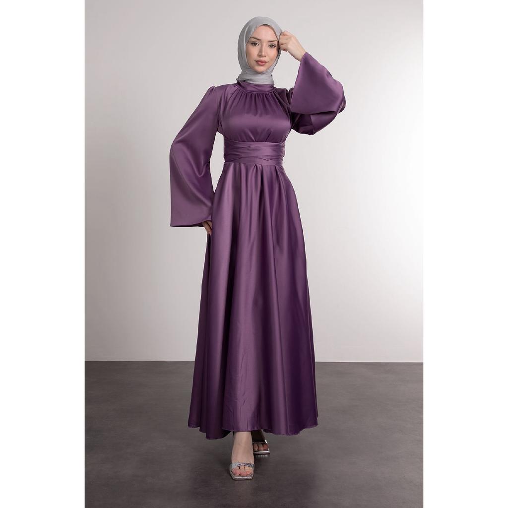 Spanisches Hijab-Abendkleid aus Satin mit Wickelärmeln an der Taille
