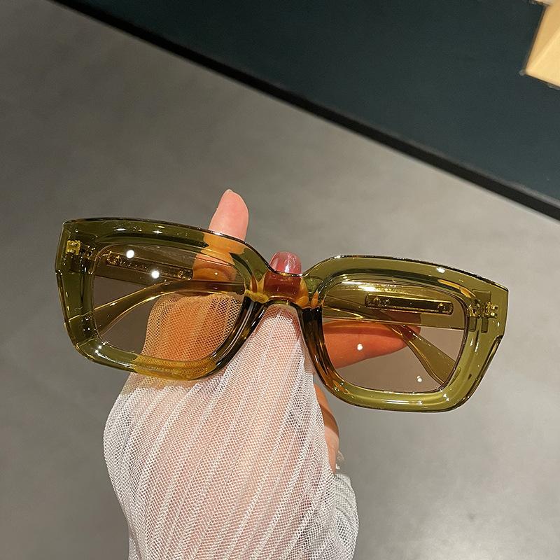 Vintage Luxury Designer Olive Green Square Sunglasses Punk Rivet Outdoor Shades for Women Men Fashion Sun Glasses