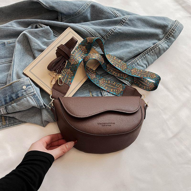 Fashionable and trendy retro saddle bag. Women s wide-strap crossbody bag, versatile commuter shoulder bag, durable and with a touch of luxury. коричневый