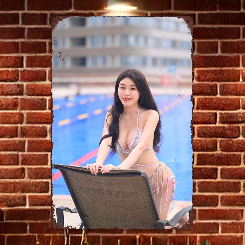 

HD Tin Sign Vintage Asian Girl in Pink Rhinestone Bikini at Poolside Metal Wall Art Retro Decor for Home Bar Cafe 20x30cm（7.8x11.8inch）