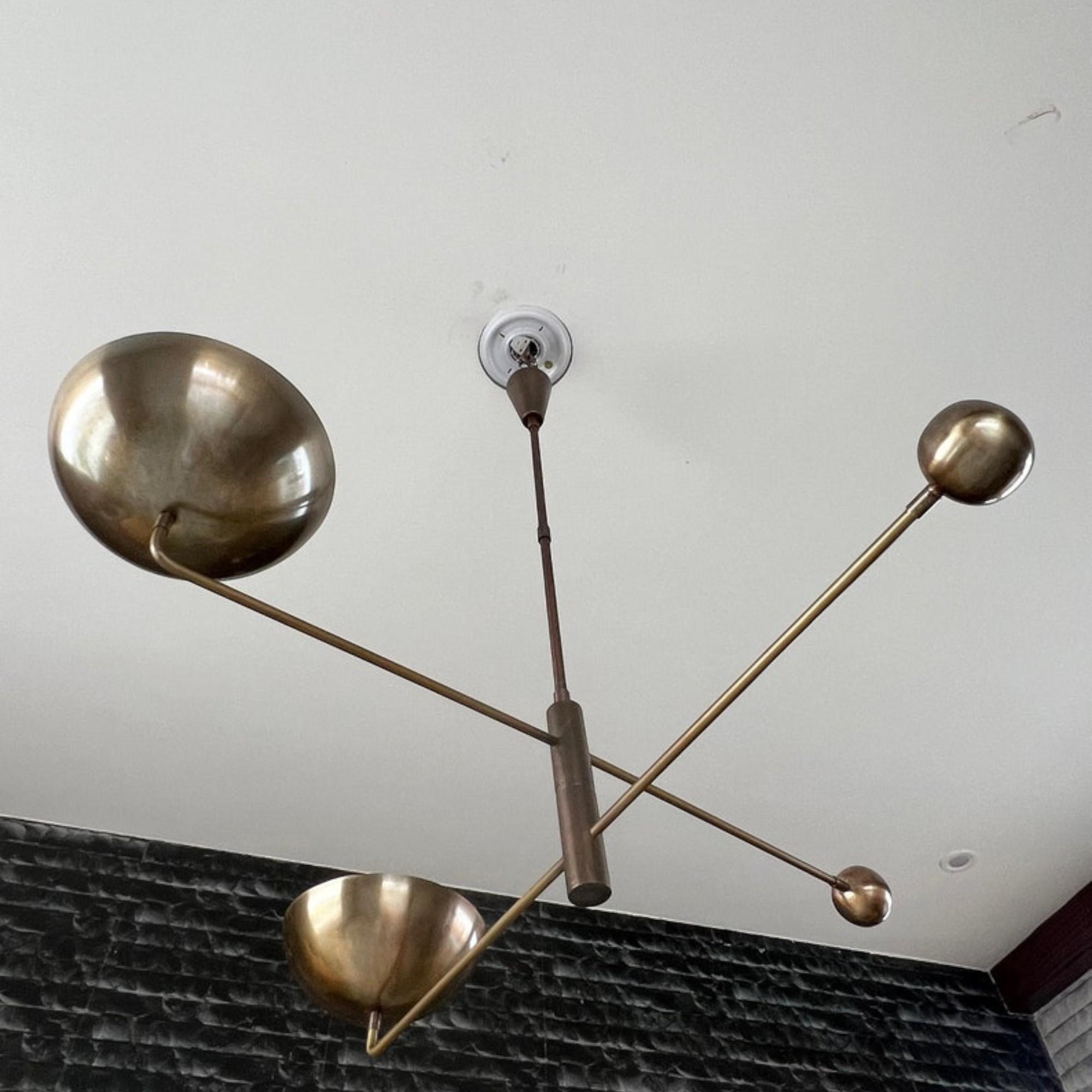 

Изогнутая подвеска из латуни с античной патиной на 2 лампы | Современная люстра «Спутник» середины века | Освещение из необработанной латуни для дома