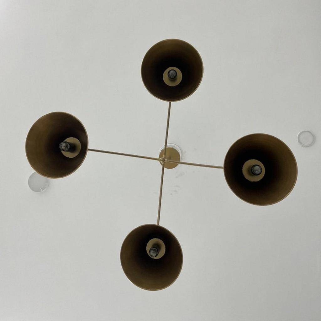 Candelabru Stilnova Sputnik cu 4 abajururi, din alamă brută de la mijlocul secolului, cu candelabre alb-gălbui