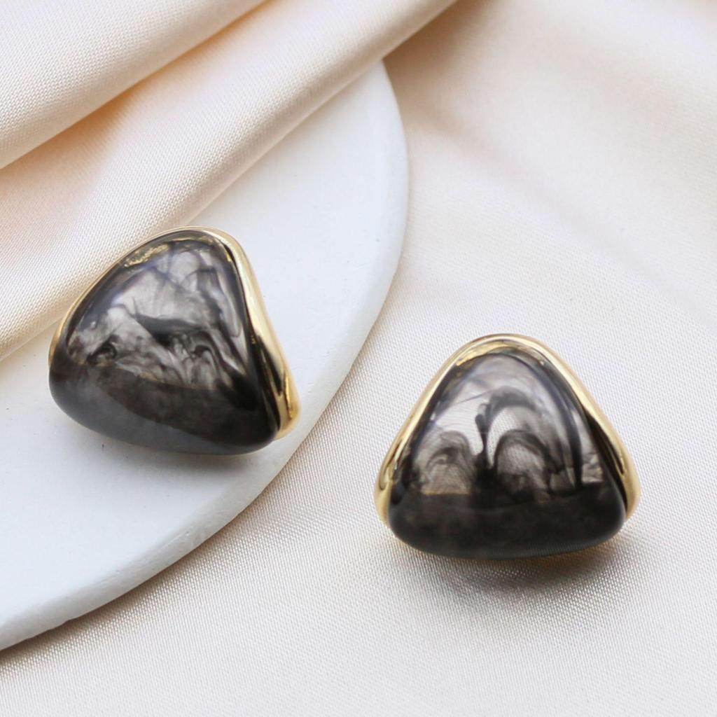 Retro Hong Kong-Style Geometric Resin Stud Earrings for Women - S925 Silver Needle, Light Luxury, High-End Autumn/Winter Heart Earrings Jewelry