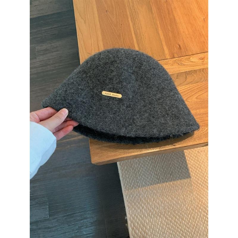 

Металлическая этикетка Однотонная шерстяная шапка-рыбак Женская осенне-зимняя повседневная шапка с маленькими полями для маленького лица one size