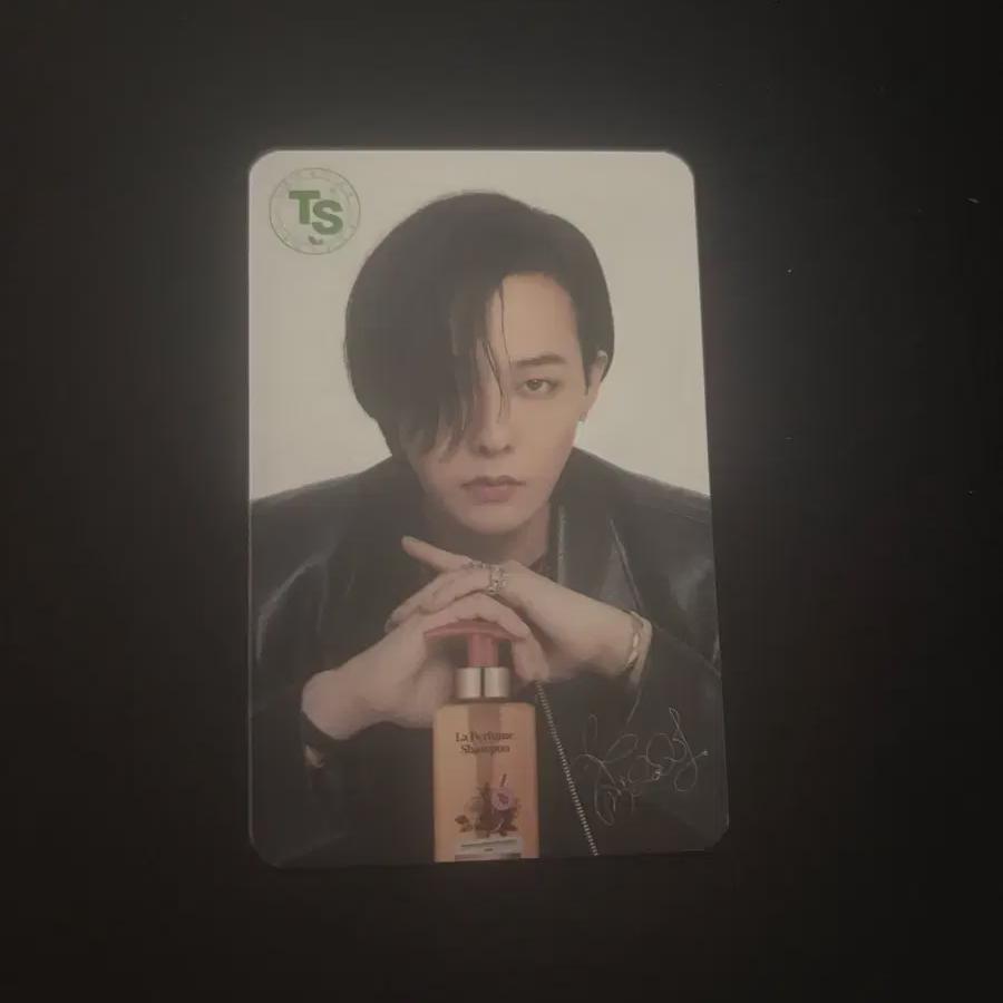 

G-dragon Цветочная фотокарточка