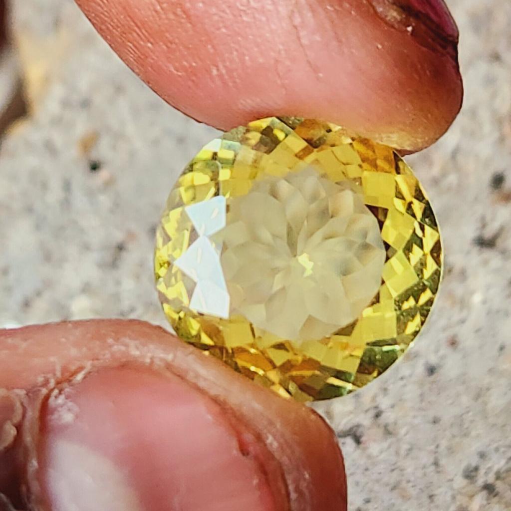 9 Karat erhitzter PITAMBARI Gelber Saphir Rundschliff Zertifizierter loser Edelstein