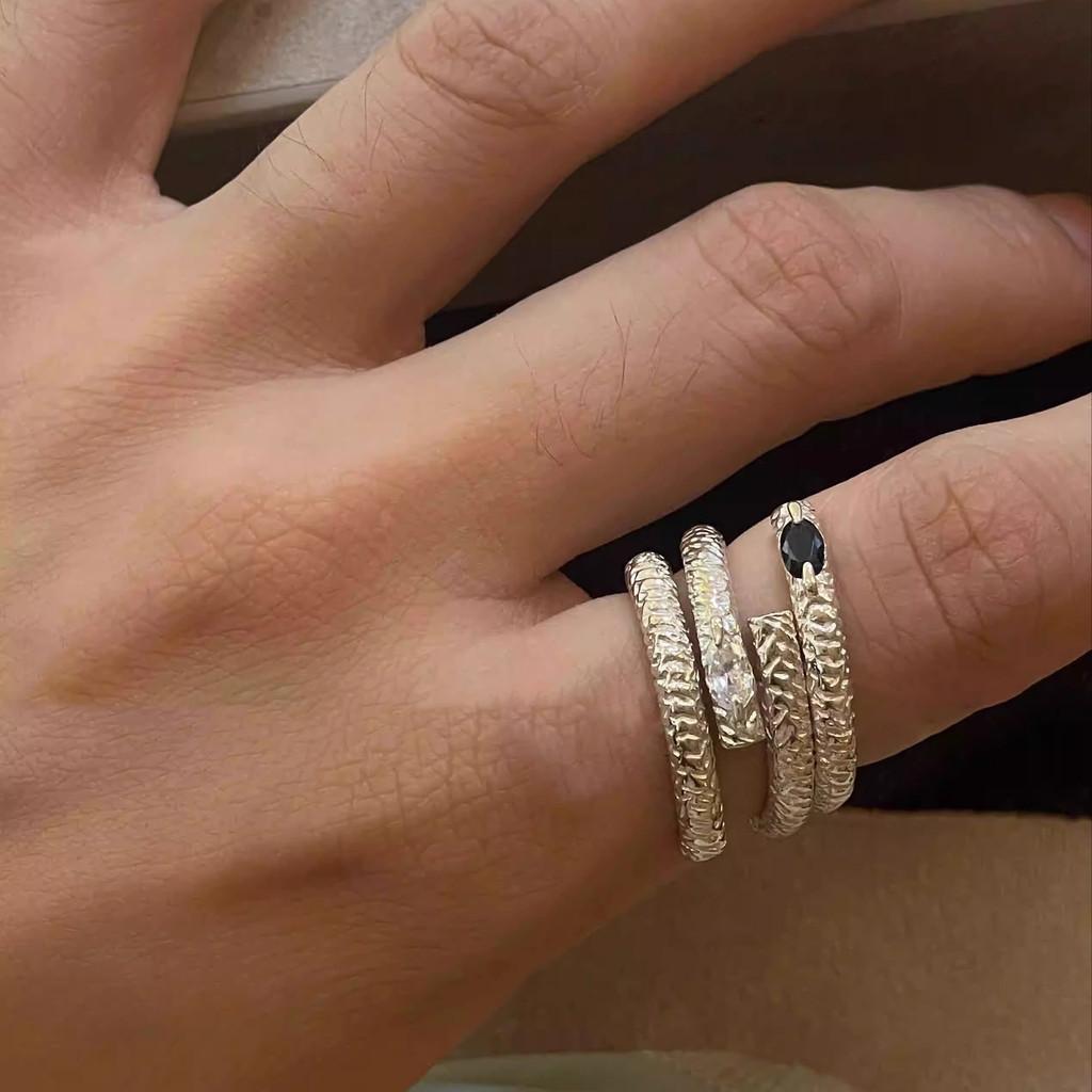 Stilvoller Verstellbarer Offener Ring Für Damen Mit Einzigartigem Design Und Eleganten Edelsteinakzenten