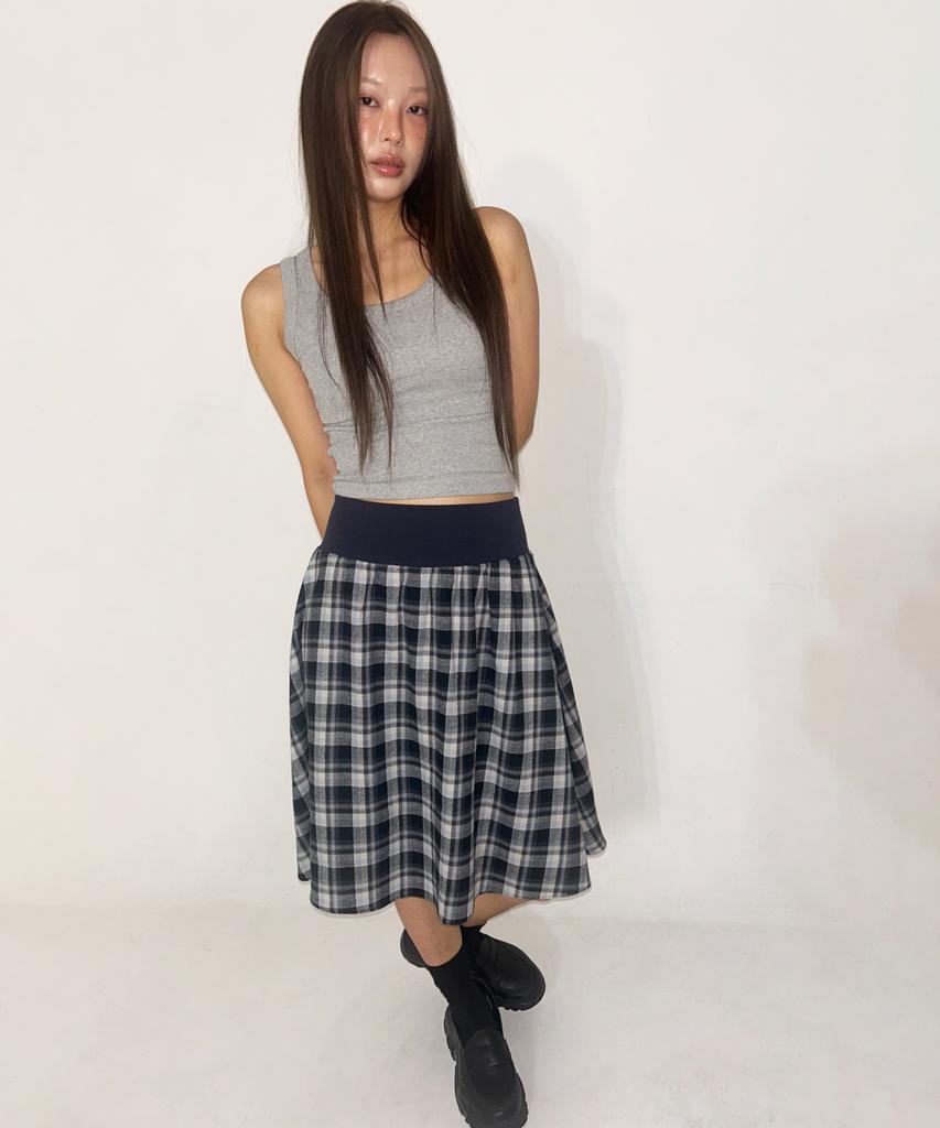 Wondeobijiteo Check Flare Midi Skirt [Charcoal]