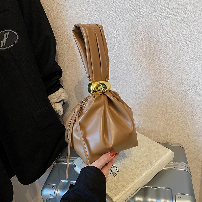 

2025 зима новый нишевый дизайн зарубежный стиль персонализированная сумка для通勤 для женщин ретро простая и красивая портативная сумка-ведро хаки