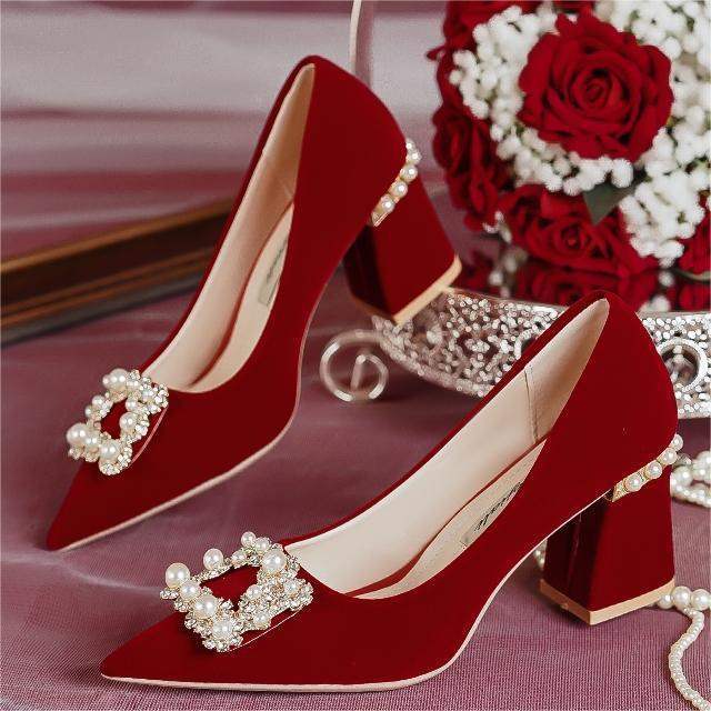 

Red wedding shoes thick heels are not tired. Pregnant women can wear Chinese Xiuhe clothes and two wedding shoes. 40